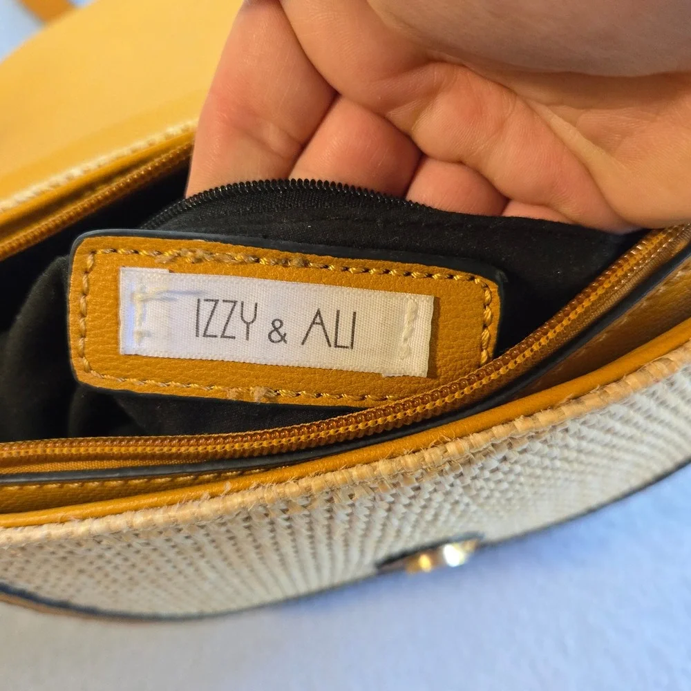 Izzy & Ali Crossbody Bag Womens Small Tan Woven Straw Faux Leather Saddle Purse